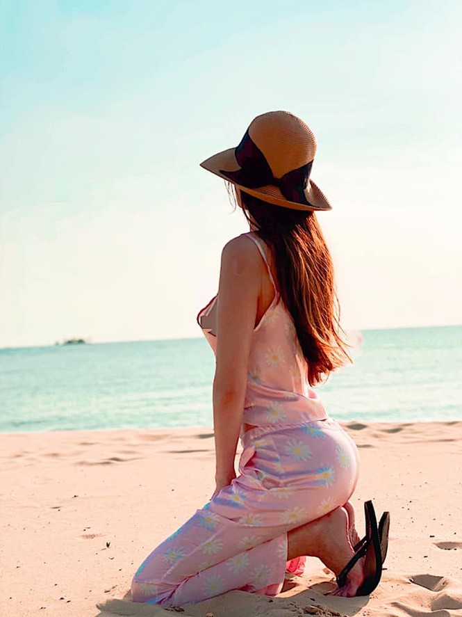Quế Vân 'thả rông' để lộ vòng 1 hớ hênh - ảnh 3