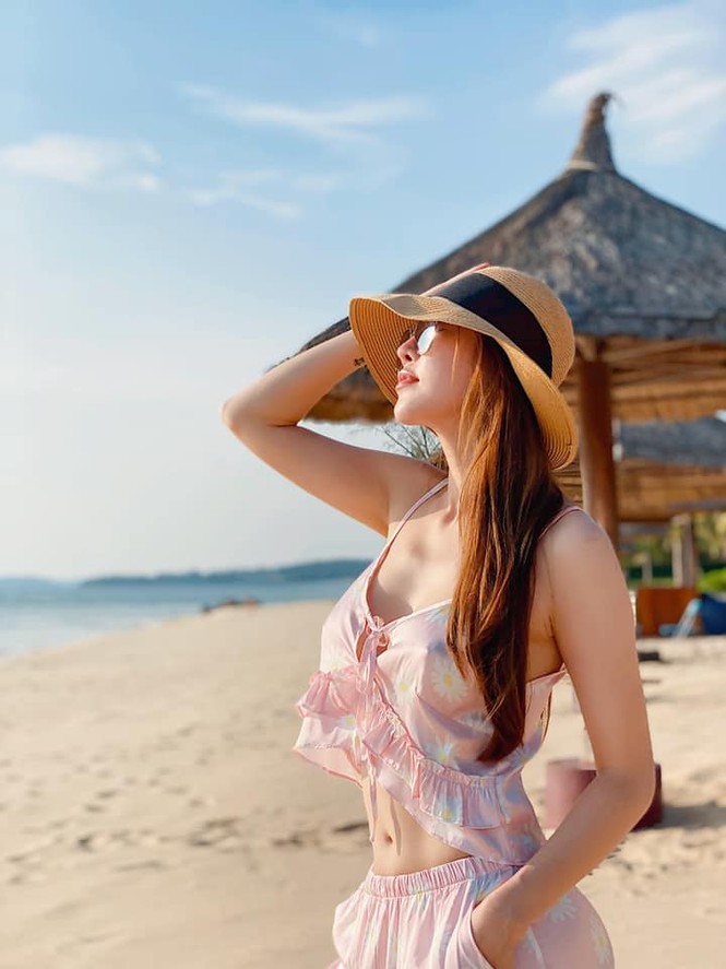 Quế Vân 'thả rông' để lộ vòng 1 hớ hênh - ảnh 1
