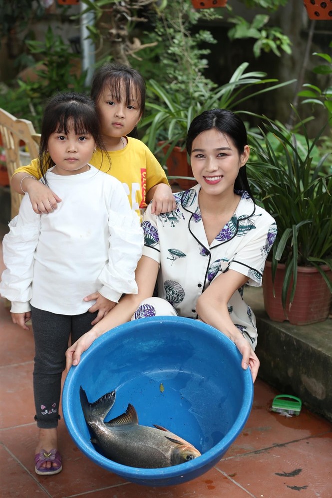 Những hình ảnh mới bình dị, đáng yêu của Hoa hậu Đỗ Thị Hà ở quê nhà - ảnh 4