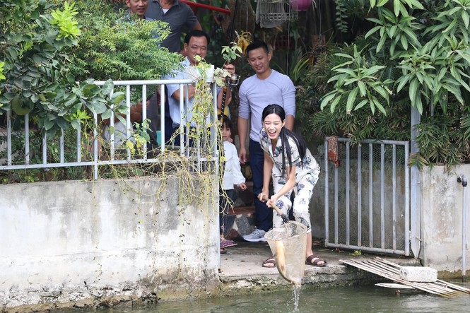 Những hình ảnh mới bình dị, đáng yêu của Hoa hậu Đỗ Thị Hà ở quê nhà - ảnh 2