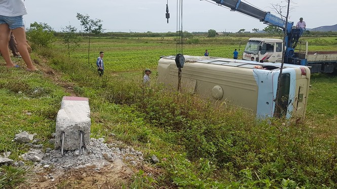 Xe chở 20 công nhân đâm cọc tiêu giao thông lao xuống ruộng - ảnh 1