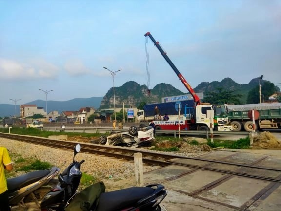 Tàu hỏa đâm ô tô con khiến tài xế tử vong tại chỗ - ảnh 1
