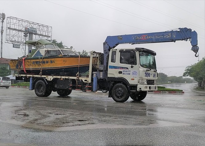 Công an Nghệ An chi viện ca nô cứu dân vùng lũ Hà Tĩnh - ảnh 1