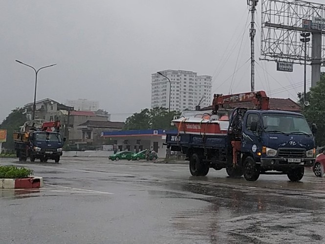 Công an Nghệ An chi viện ca nô cứu dân vùng lũ Hà Tĩnh - ảnh 2