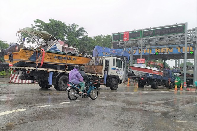 Công an Nghệ An chi viện ca nô cứu dân vùng lũ Hà Tĩnh - ảnh 3