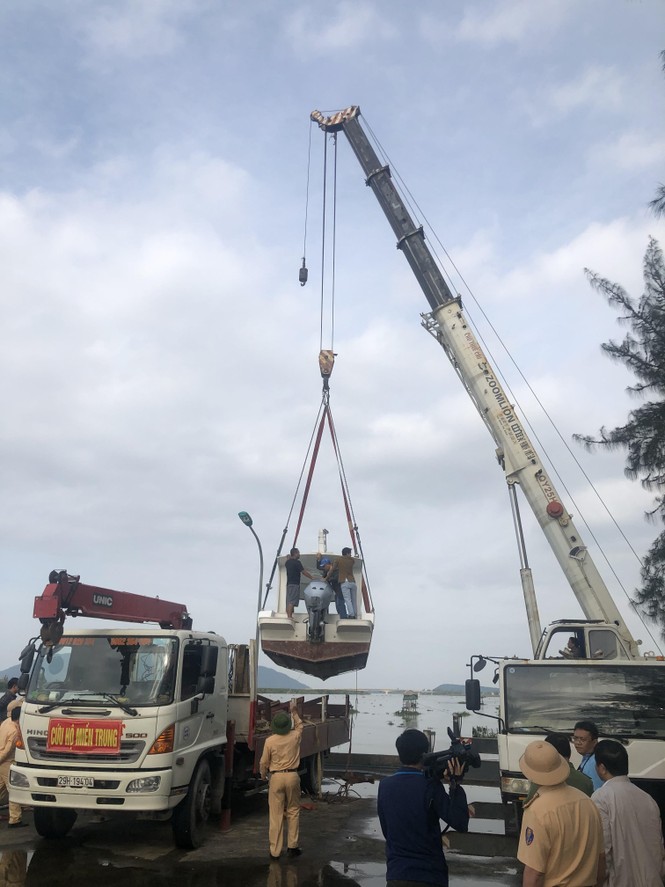 Bí thư Hà Tĩnh nhận bàn giao Cano cứu trợ dân vùng lũ - ảnh 2