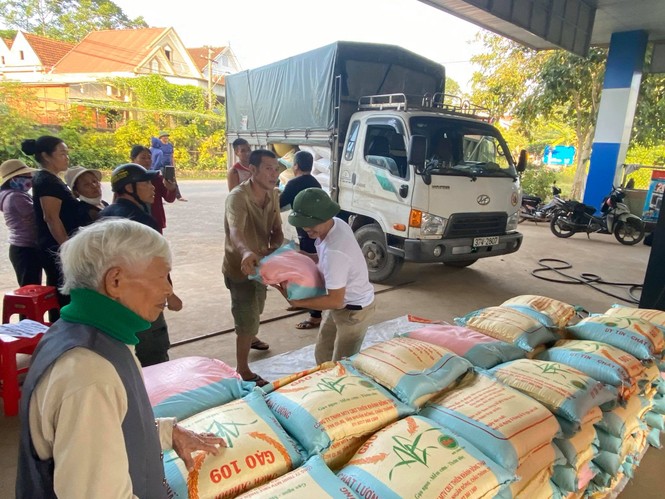 Cụ ông 98 tuổi kêu gọi con cháu ủng hộ 3 tấn gạo cho đồng bào miền Trung - ảnh 1