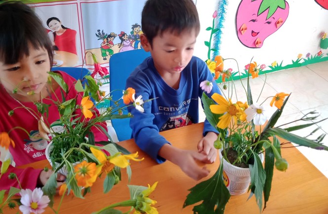 Xúc động học sinh mang hoa rừng, trái dại tặng thầy cô ngày lễ - ảnh 1