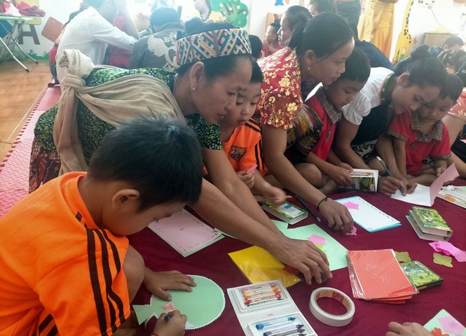 Xúc động học sinh mang hoa rừng, trái dại tặng thầy cô ngày lễ - ảnh 2