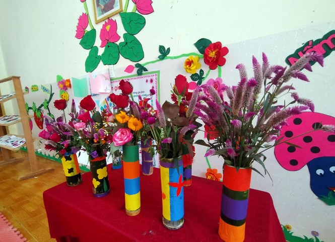 Xúc động học sinh mang hoa rừng, trái dại tặng thầy cô ngày lễ - ảnh 3
