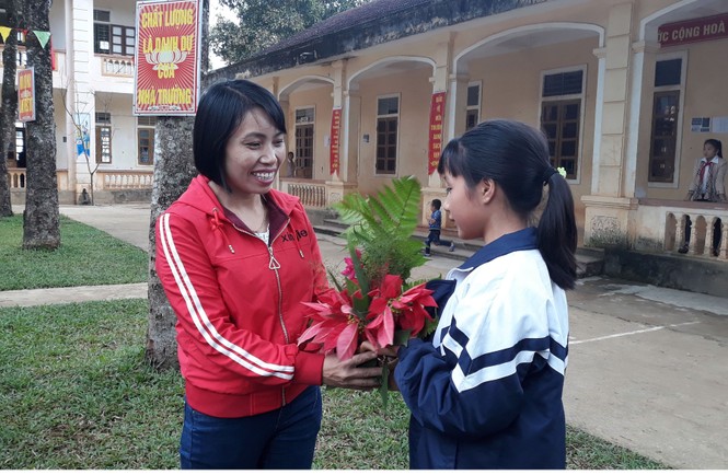 Xúc động học sinh mang hoa rừng, trái dại tặng thầy cô ngày lễ - ảnh 4