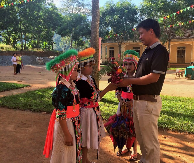 Xúc động học sinh mang hoa rừng, trái dại tặng thầy cô ngày lễ - ảnh 5