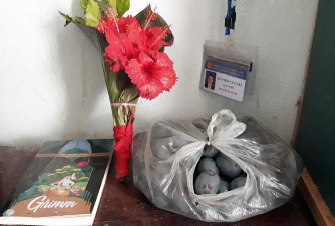 Xúc động học sinh mang hoa rừng, trái dại tặng thầy cô ngày lễ - ảnh 7