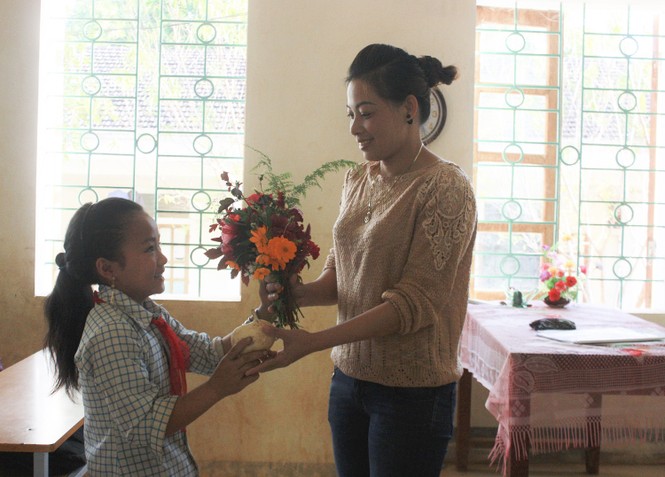 Xúc động học sinh mang hoa rừng, trái dại tặng thầy cô ngày lễ - ảnh 8