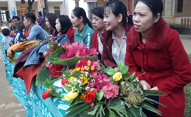 Xúc động học sinh mang hoa rừng, trái dại tặng thầy cô ngày lễ - ảnh 9