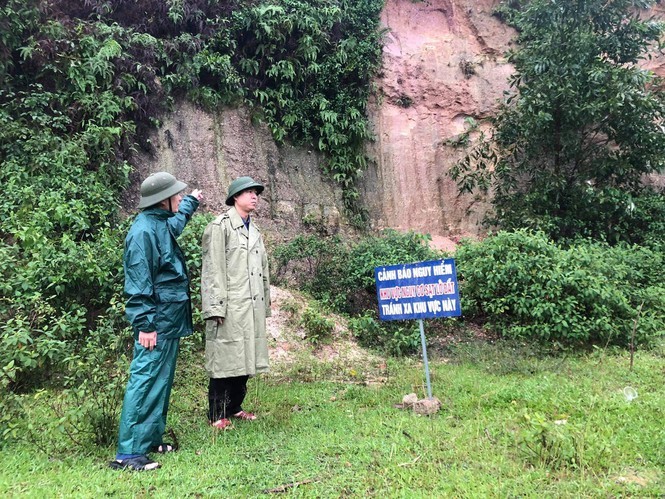 Mưa lớn, Hà Tĩnh sơ tán khẩn hàng nghìn người dân nguy cơ sạt lở, ngập lụt - ảnh 2