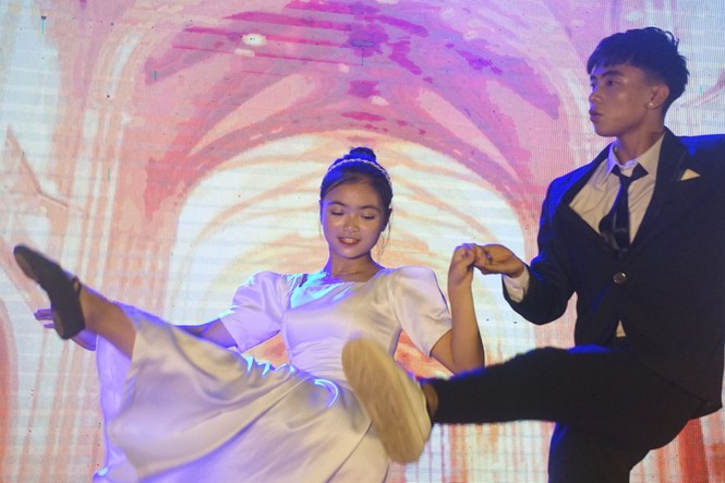 Học sinh xứ Nghệ học tiếng anh bằng “Lễ hội sắc màu” - ảnh 1