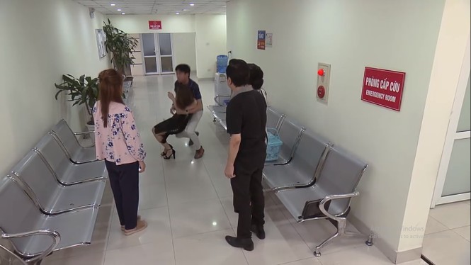 Về nhà đi con tập 64: Vũ bị vợ và bố mẹ bắt gặp đưa kẻ thứ ba đến bệnh viện - ảnh 2