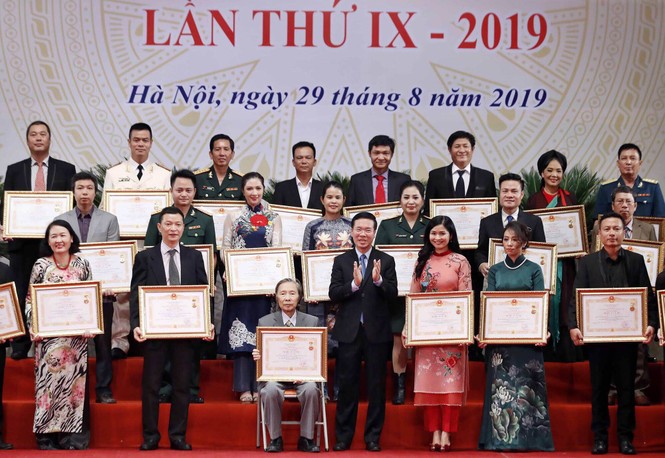 Đặng Châu Anh - bà xã đạo diễn Đỗ Thanh Hải nhận danh hiệu NSƯT - ảnh 1