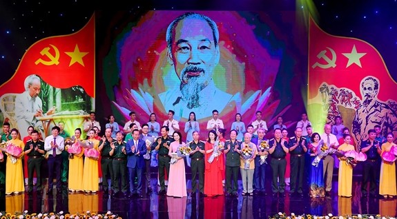 Xúc động chương trình 'Người là niềm tin tất thắng' - ảnh 1