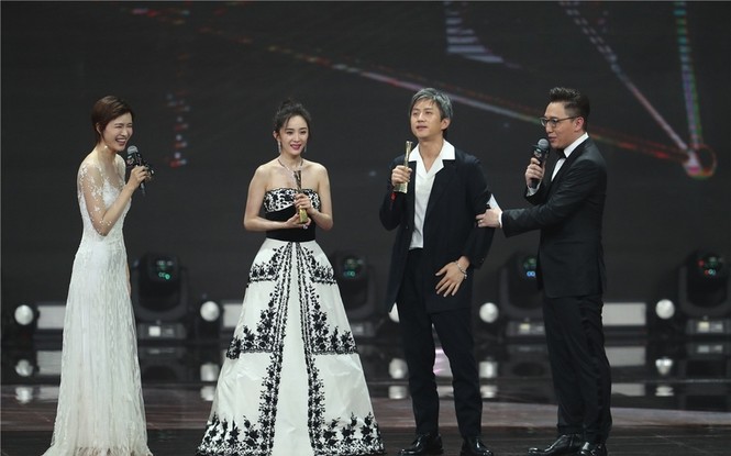 ‘Nữ hoàng Weibo’ Dương Mịch mặc gợi cảm, đọ sắc Angelababy - ảnh 5