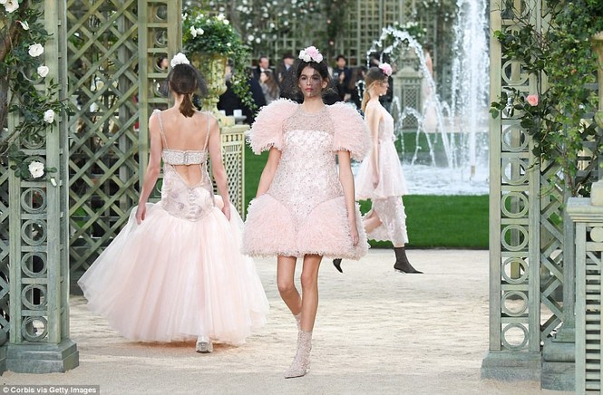 Kaia Gerber diễn Chanel Haute Couture 2018 - ảnh 1