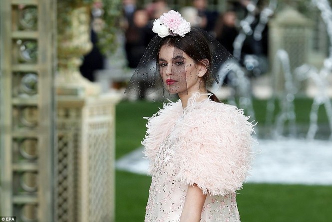 Kaia Gerber diễn Chanel Haute Couture 2018 - ảnh 2