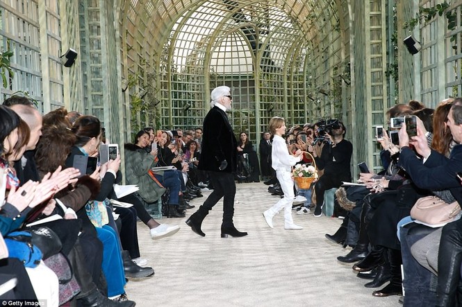 Kaia Gerber diễn Chanel Haute Couture 2018 - ảnh 4