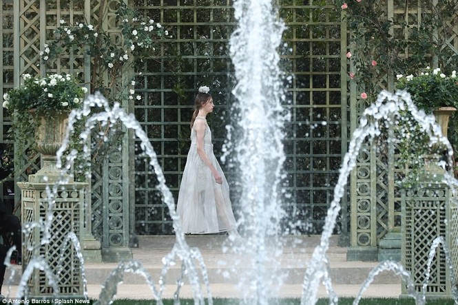 Kaia Gerber diễn Chanel Haute Couture 2018 - ảnh 5