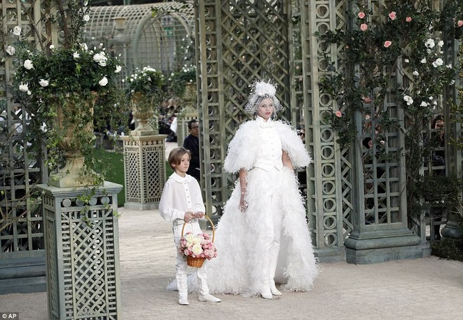 Kaia Gerber diễn Chanel Haute Couture 2018 - ảnh 8