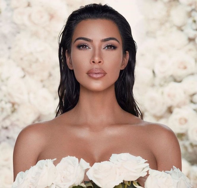 Kim Kardashian 'o ép vòng một', quyến rũ với đường cong tròn đầy - ảnh 14