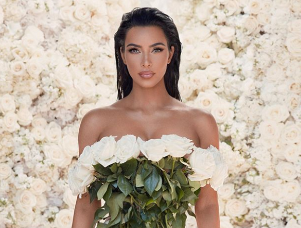 Kim Kardashian 'o ép vòng một', quyến rũ với đường cong tròn đầy - ảnh 13