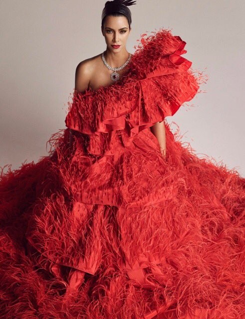 Kim Kardashian 'o ép vòng một', quyến rũ với đường cong tròn đầy - ảnh 6