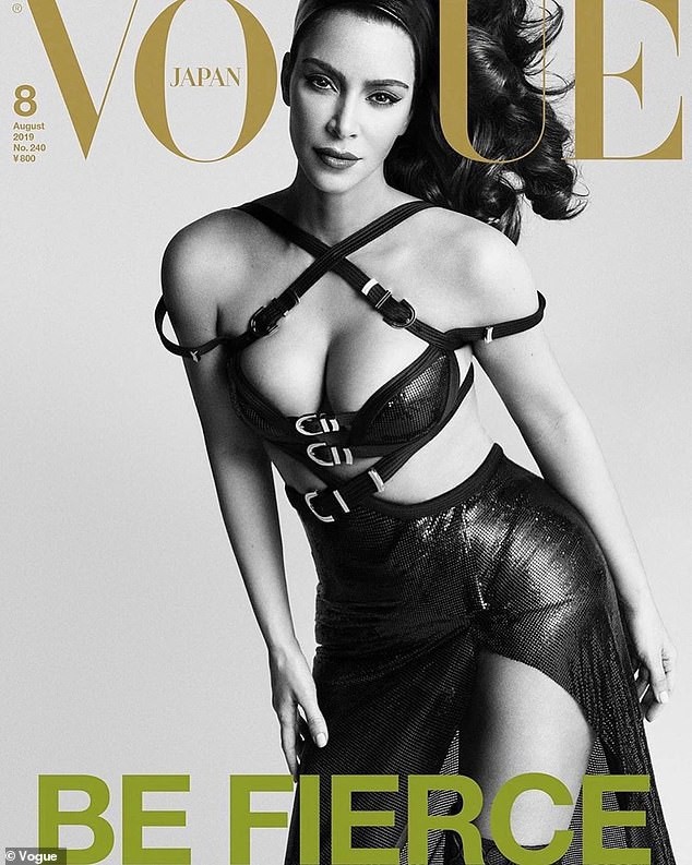 Kim Kardashian 'o ép vòng một', quyến rũ với đường cong tròn đầy - ảnh 1