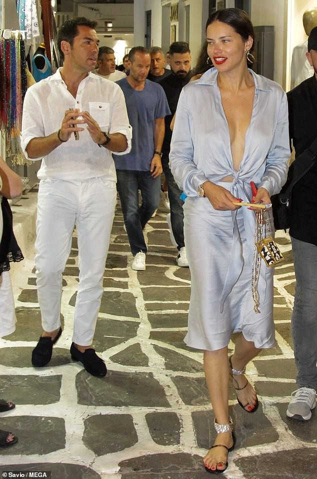 Siêu mẫu nội y Adriana Lima mặt mộc, gợi cảm sánh đôi bạn trai mới - ảnh 5