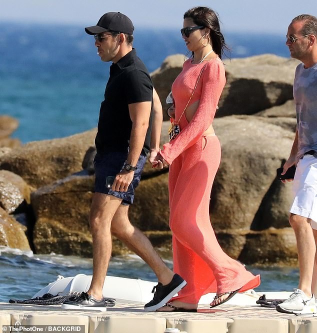 Siêu mẫu nội y Adriana Lima mặt mộc, gợi cảm sánh đôi bạn trai mới - ảnh 8