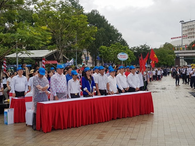 Sôi nổi điểm cầu Olympia Cần Thơ: Đội mưa cổ vũ Nguyễn Bá Vinh - ảnh 2