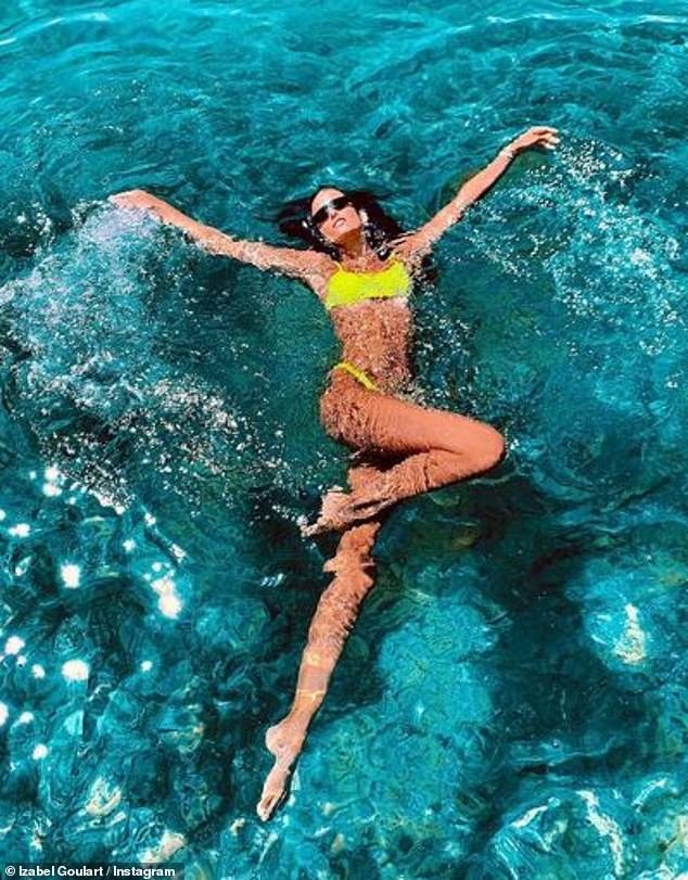 Mỹ nhân nội y xứ Samba siêu nóng bỏng giữa nắng gió biển ở Ý - ảnh 3