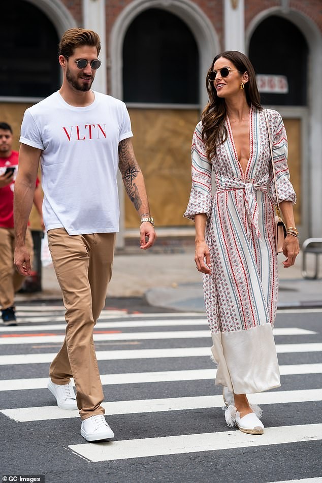 Mỹ nhân nội y xứ Samba siêu nóng bỏng giữa nắng gió biển ở Ý - ảnh 49