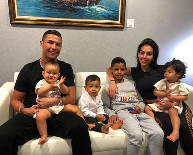Đi xem thời trang, bạn gái Ronaldo mặc kín đáo vẫn siêu quyến rũ - ảnh 13