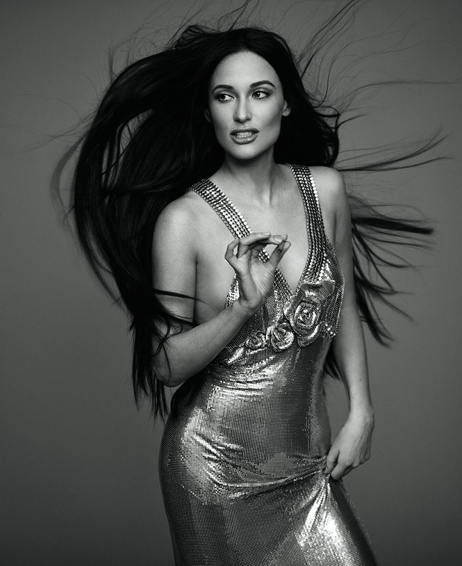 Nữ ca sĩ Mỹ Kacey Musgraves mặc táo bạo khoe đường cong nuột nà - ảnh 2