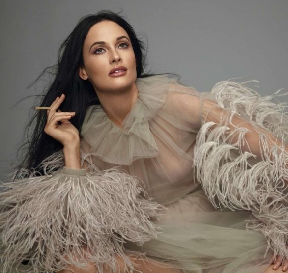 Nữ ca sĩ Mỹ Kacey Musgraves mặc táo bạo khoe đường cong nuột nà - ảnh 4
