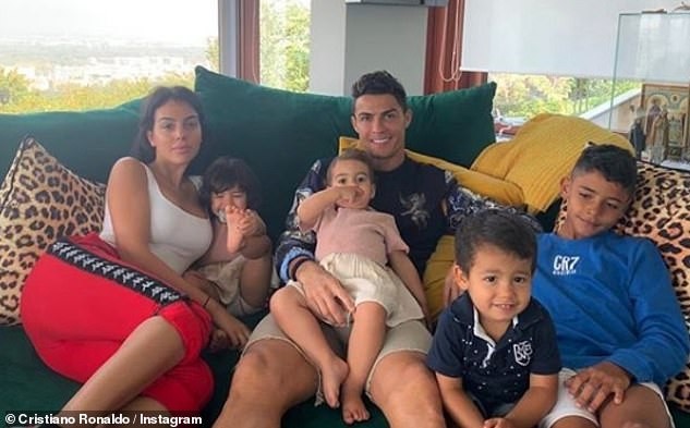 Bạn gái Ronaldo mặc bó sát tôn đường cong 'nảy lửa' - ảnh 8