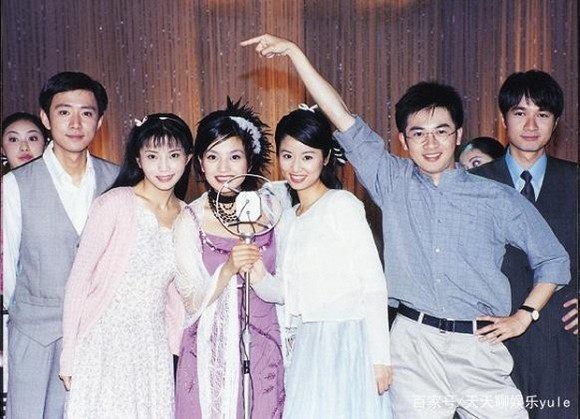 Tài tử 'Tân dòng sông ly biệt' làm việc ở xưởng may khẩu trang - ảnh 7