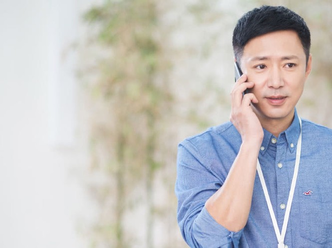 Tài tử 'Tân dòng sông ly biệt' làm việc ở xưởng may khẩu trang - ảnh 1