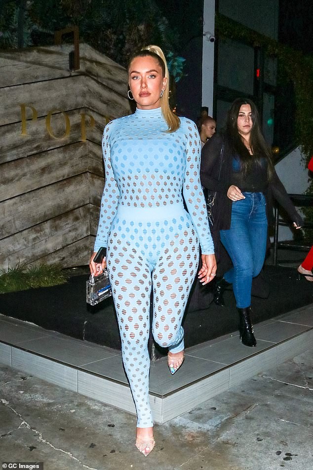 Đường cong hút mắt của bạn thân cô út tỉ phú nhà Kardashian - ảnh 12