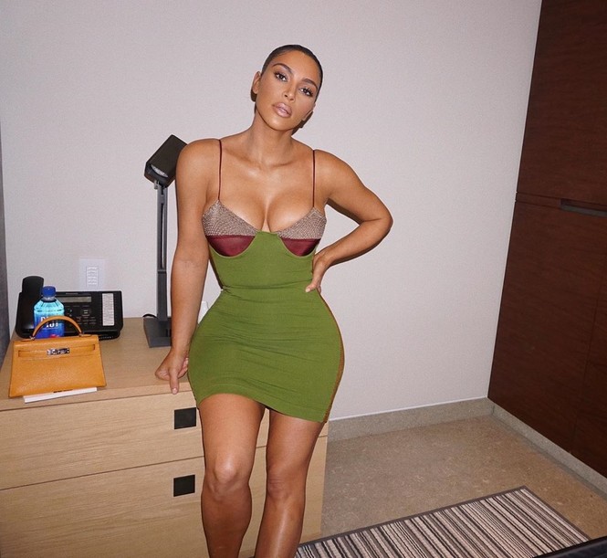 Kim Kardashian diện váy bó sát tôn ngực đầy eo thon nóng bỏng - ảnh 1