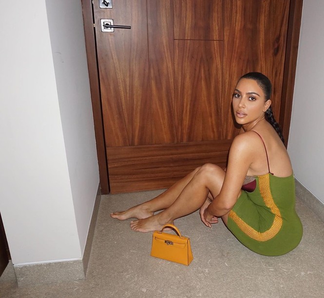 Kim Kardashian diện váy bó sát tôn ngực đầy eo thon nóng bỏng - ảnh 2