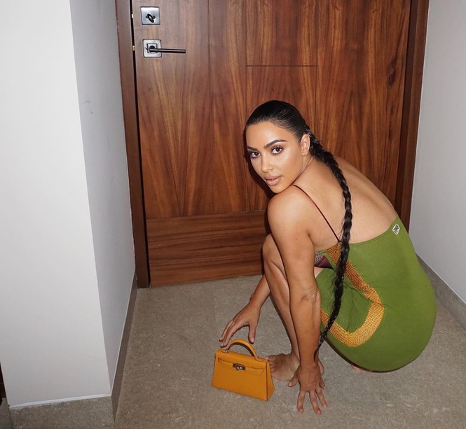 Kim Kardashian diện váy bó sát tôn ngực đầy eo thon nóng bỏng - ảnh 3