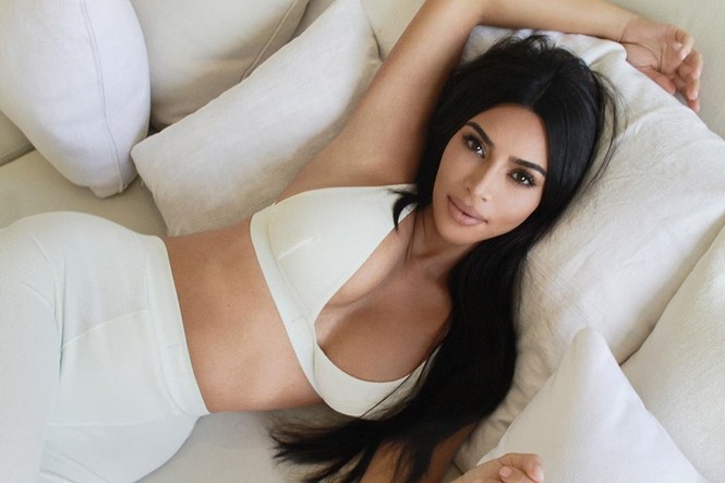 Kim Kardashian diện váy bó sát tôn ngực đầy eo thon nóng bỏng - ảnh 10